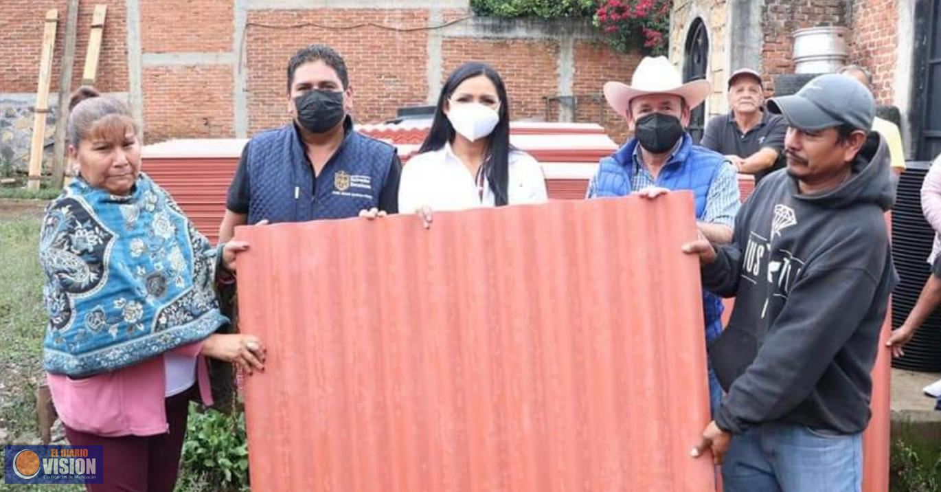 Araceli Saucedo Reyes, entregó laminas en diferentes comunidades del municipio