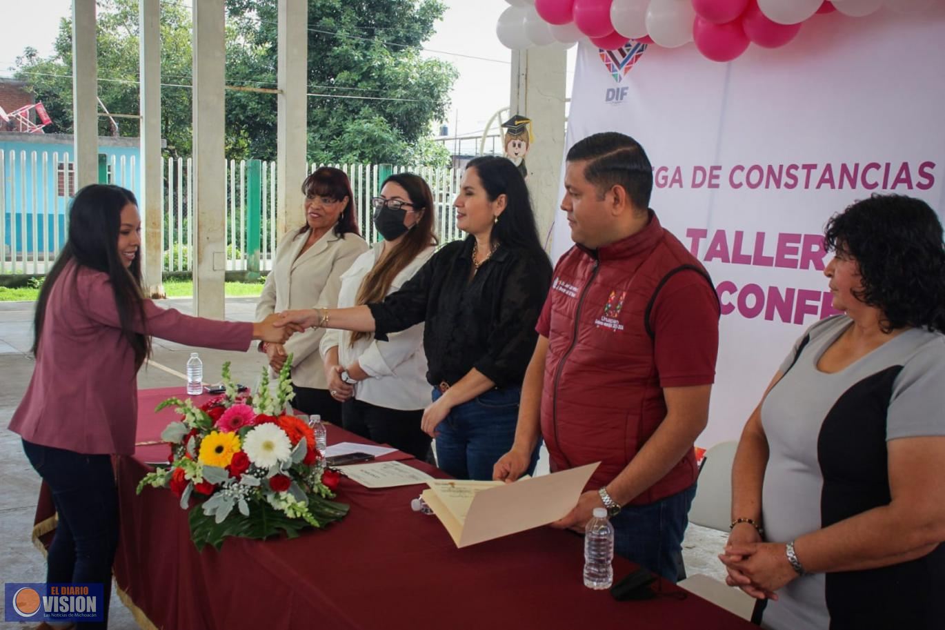 Capacitan a funcionarios en materia de género