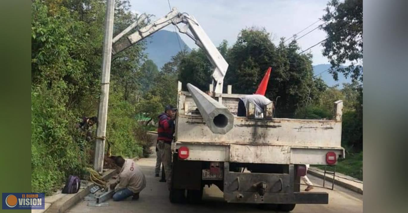 Realizan trabajos de ampliación de la red eléctrica en la tenencia de Opopeo