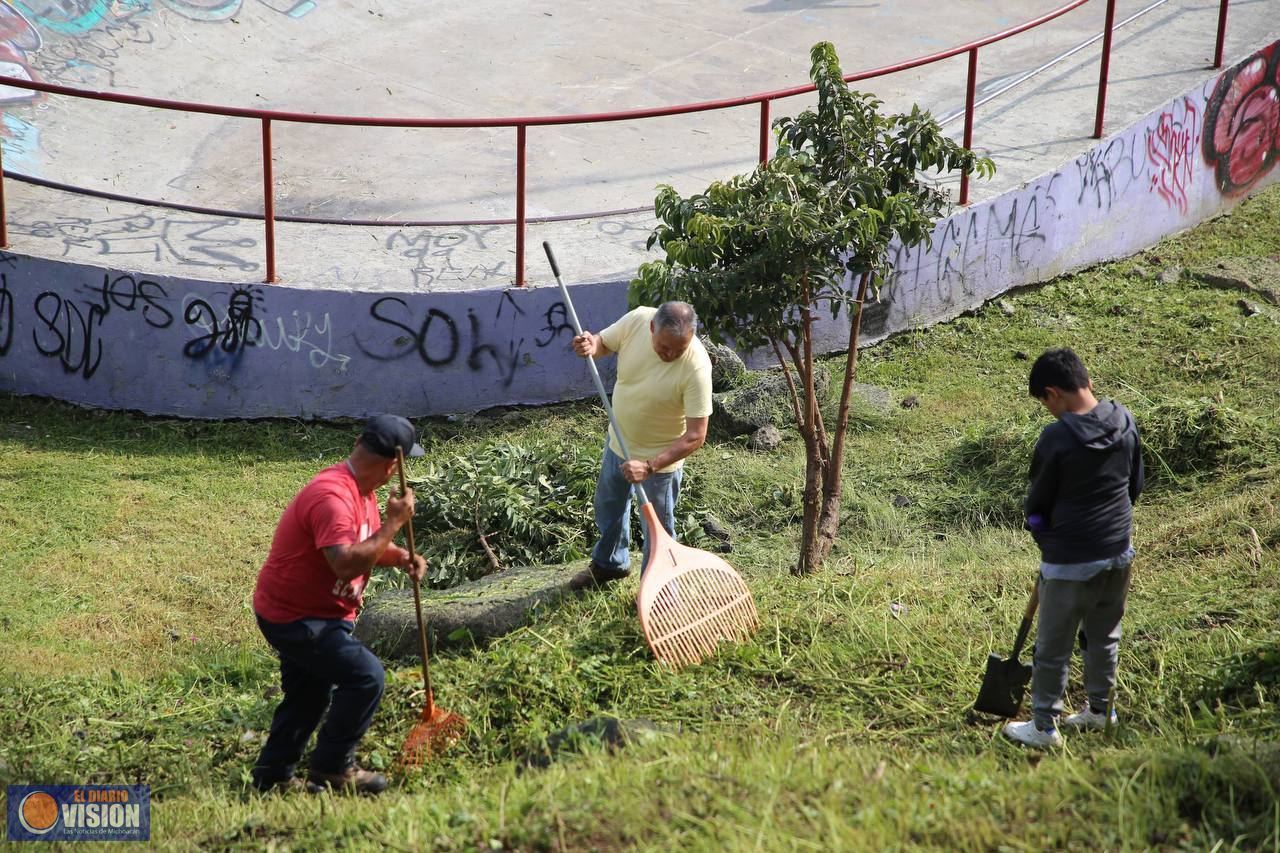 Instruye Alfonso Martínez jornada de limpieza en Campo Deportivo de colonia Solidaridad