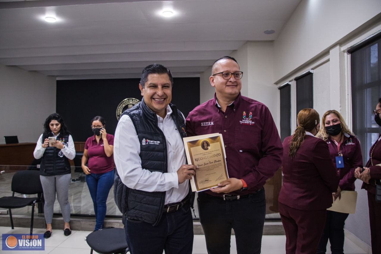 Entrega Nacho Campos reconocimiento a 53 empleados del Sutem