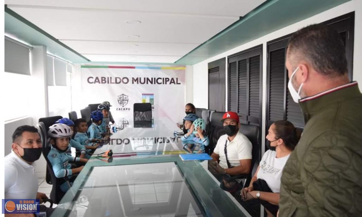 Luis Felipe recibió a niños y padres del Club Ciclismo Infantil Rueditas de Acero 