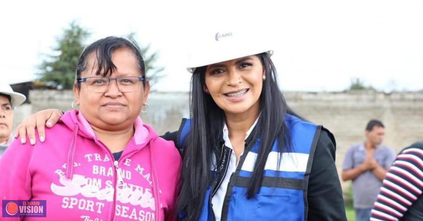 Araceli Saucedo pone en marcha construcción de calle empedrada