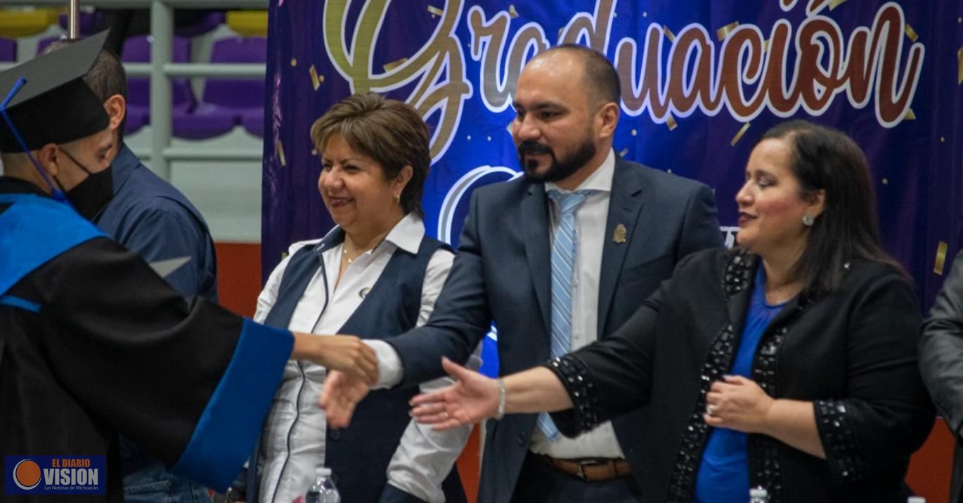 Uribe Macías acompaña a egresados de la Prepa ICEP