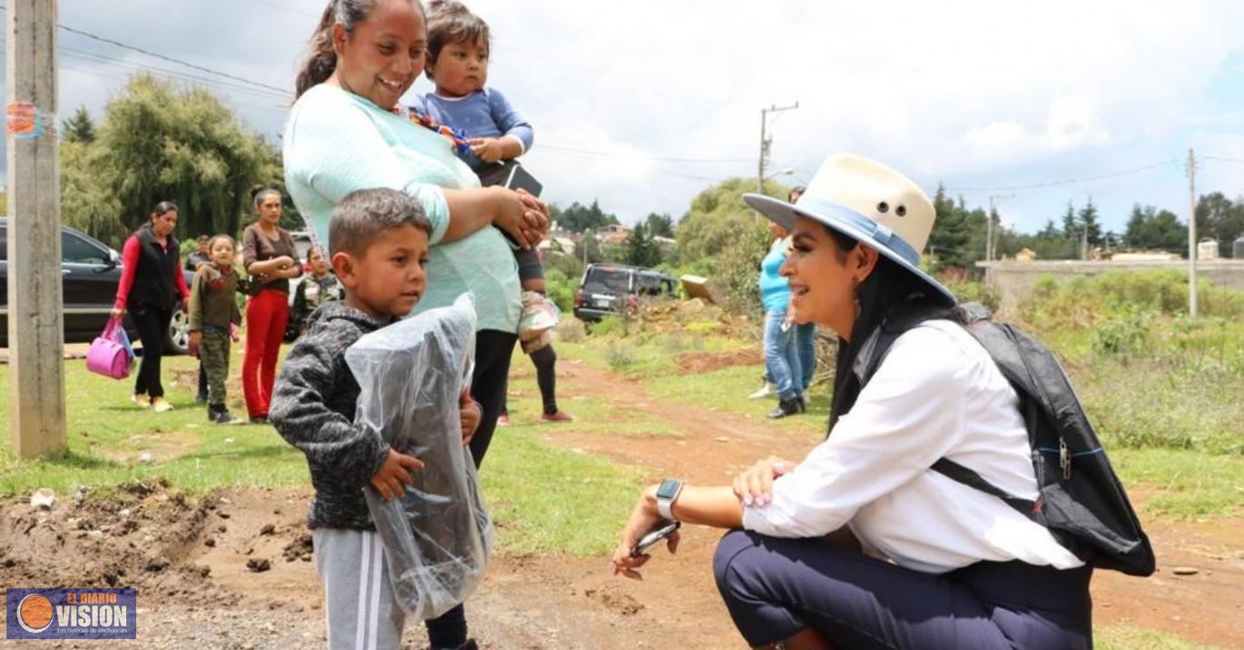 De casa a casa Araceli entrega mochilas y útiles escolares