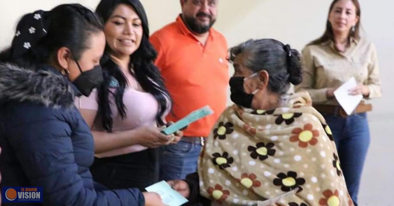 Salvador Escalante, entregó Visa a 17 personas adultos mayores para viajar a Estados Unidos