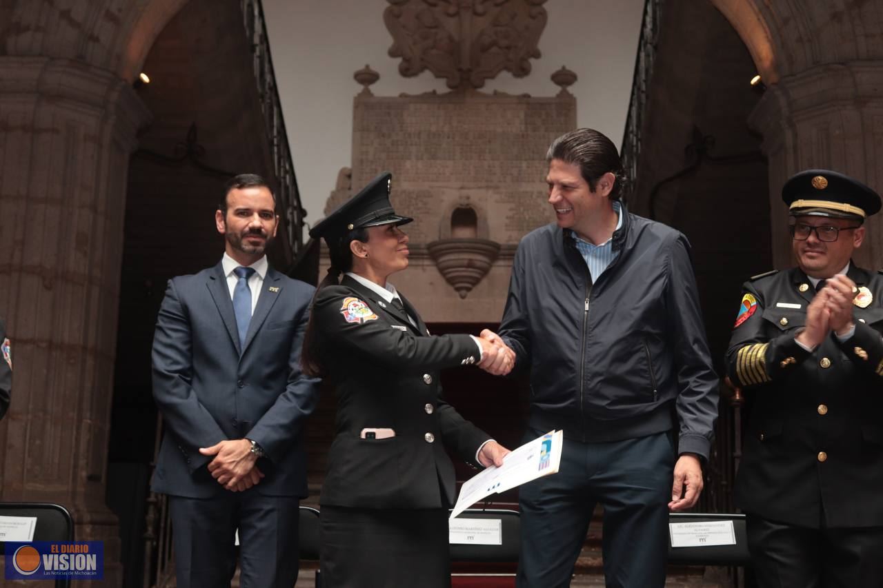 Refrenda Alfonso Martínez compromiso con bomberos de Morelia