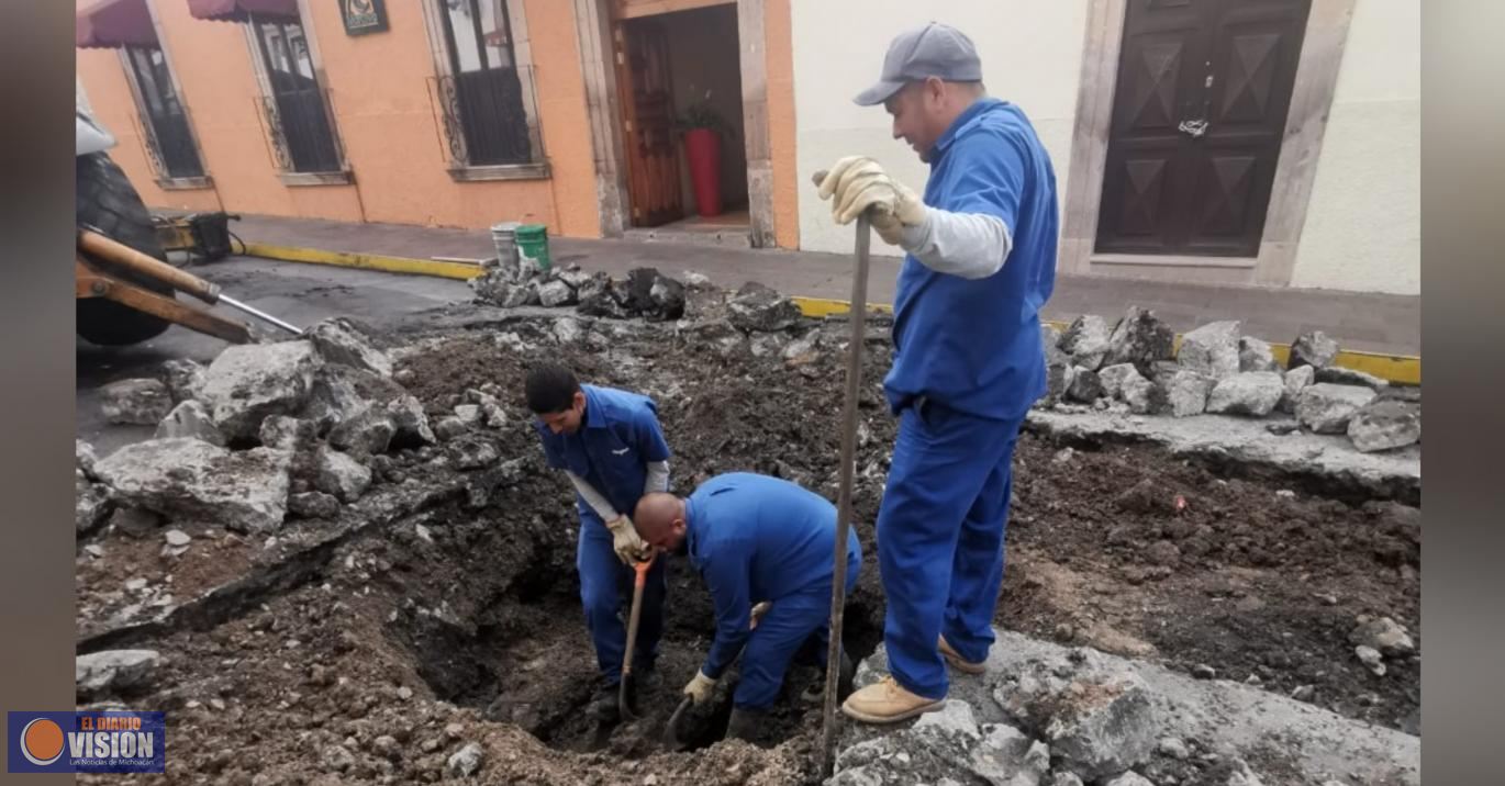Ooapas repara socavón sobre la calle Abasolo