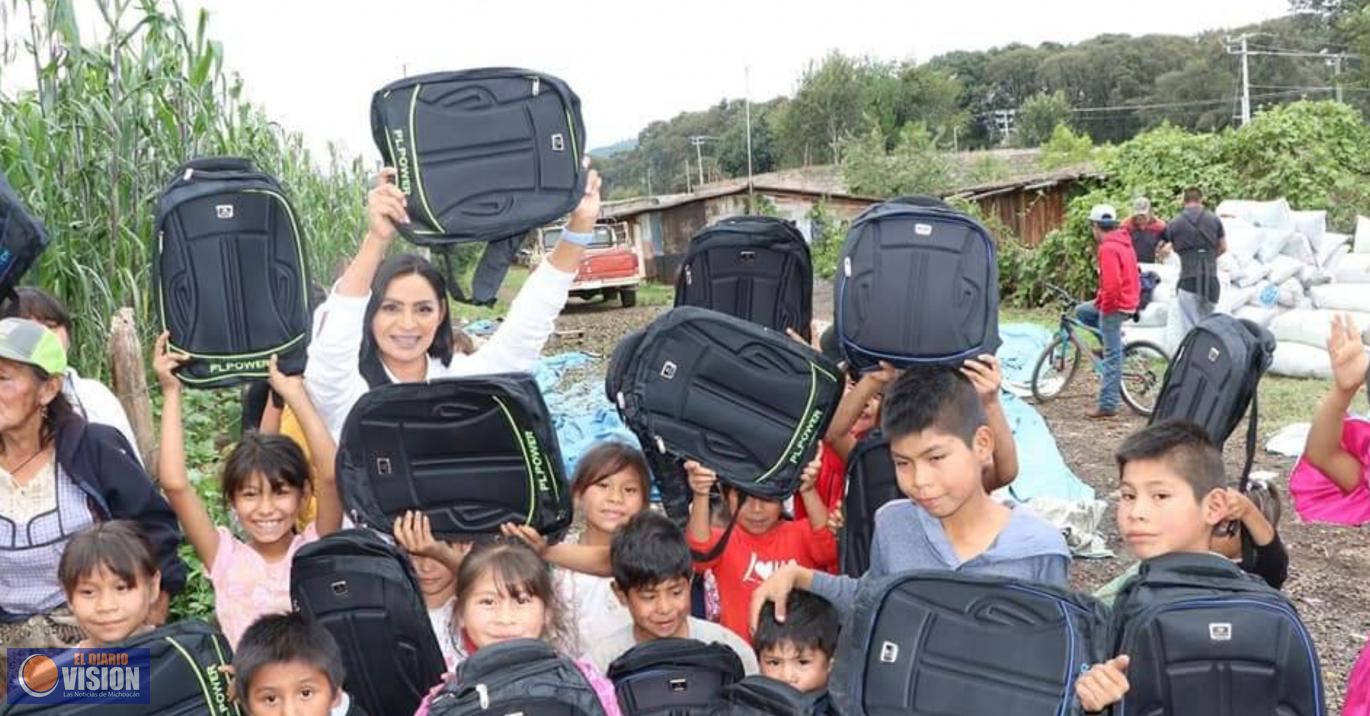 Araceli Saucedo Reyes hizo entrega de apoyos escolares a niñas y niños del municipio
