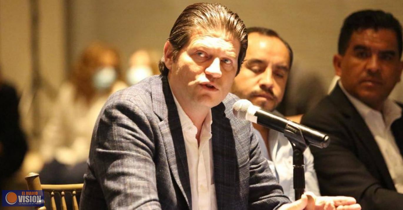 Firma Alfonso Martínez compromiso para establecer un gobierno humanista en Morelia