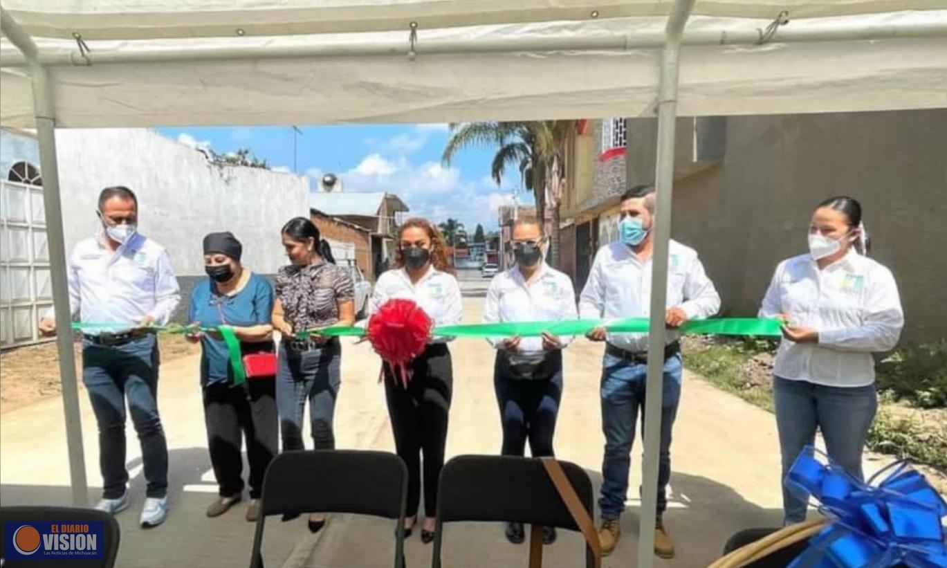 Luis Felipe León Balbanera entregó obras de pavimentación 