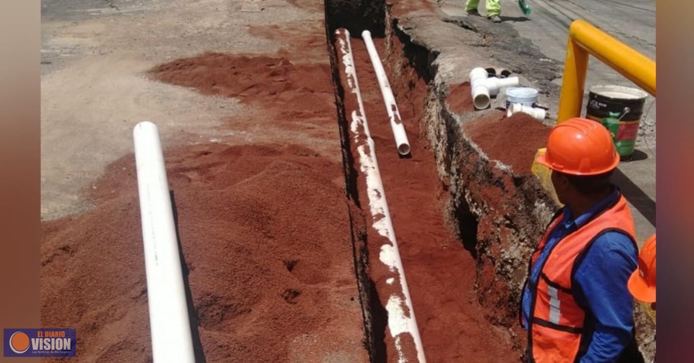 Continúa la sustitución de línea de agua potable en lateral de Av. Camelinas