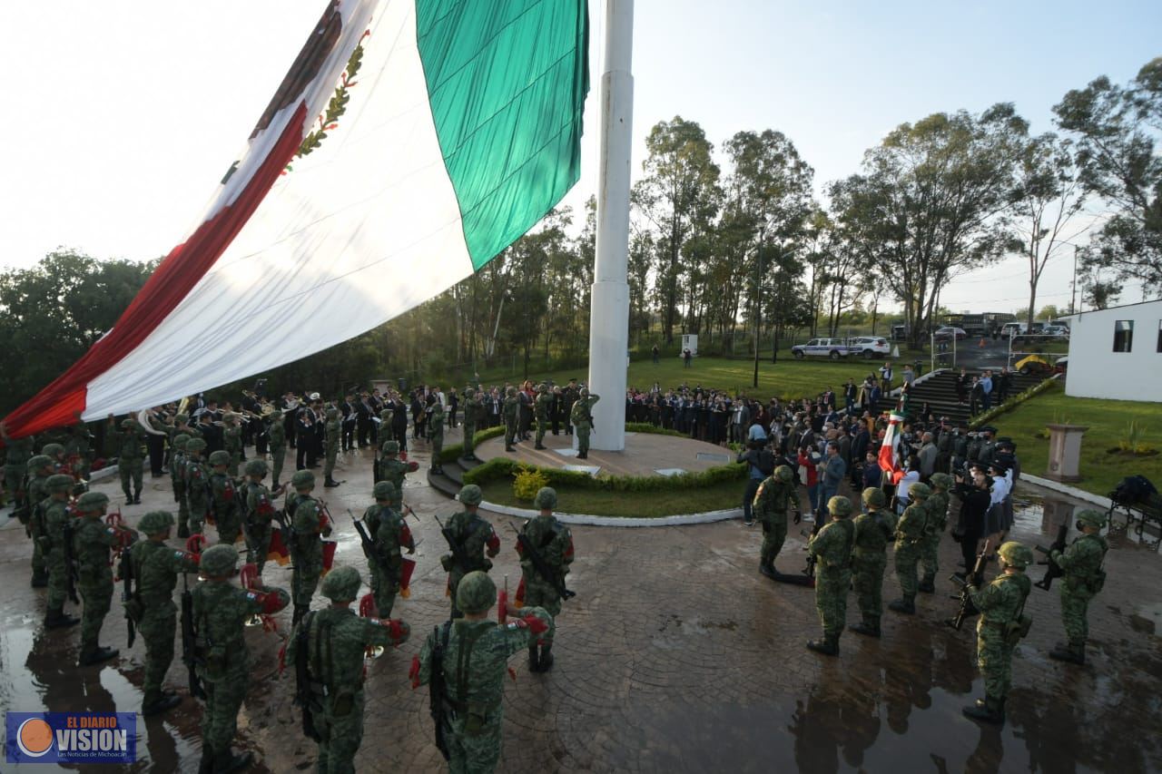 Con izamiento de Bandera Nacional, Gobierno Municipal inicia 