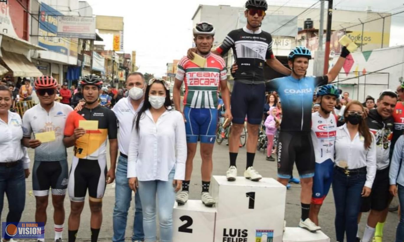 Entregó Luis Felipe premios a los ganadores de la primer carrera 