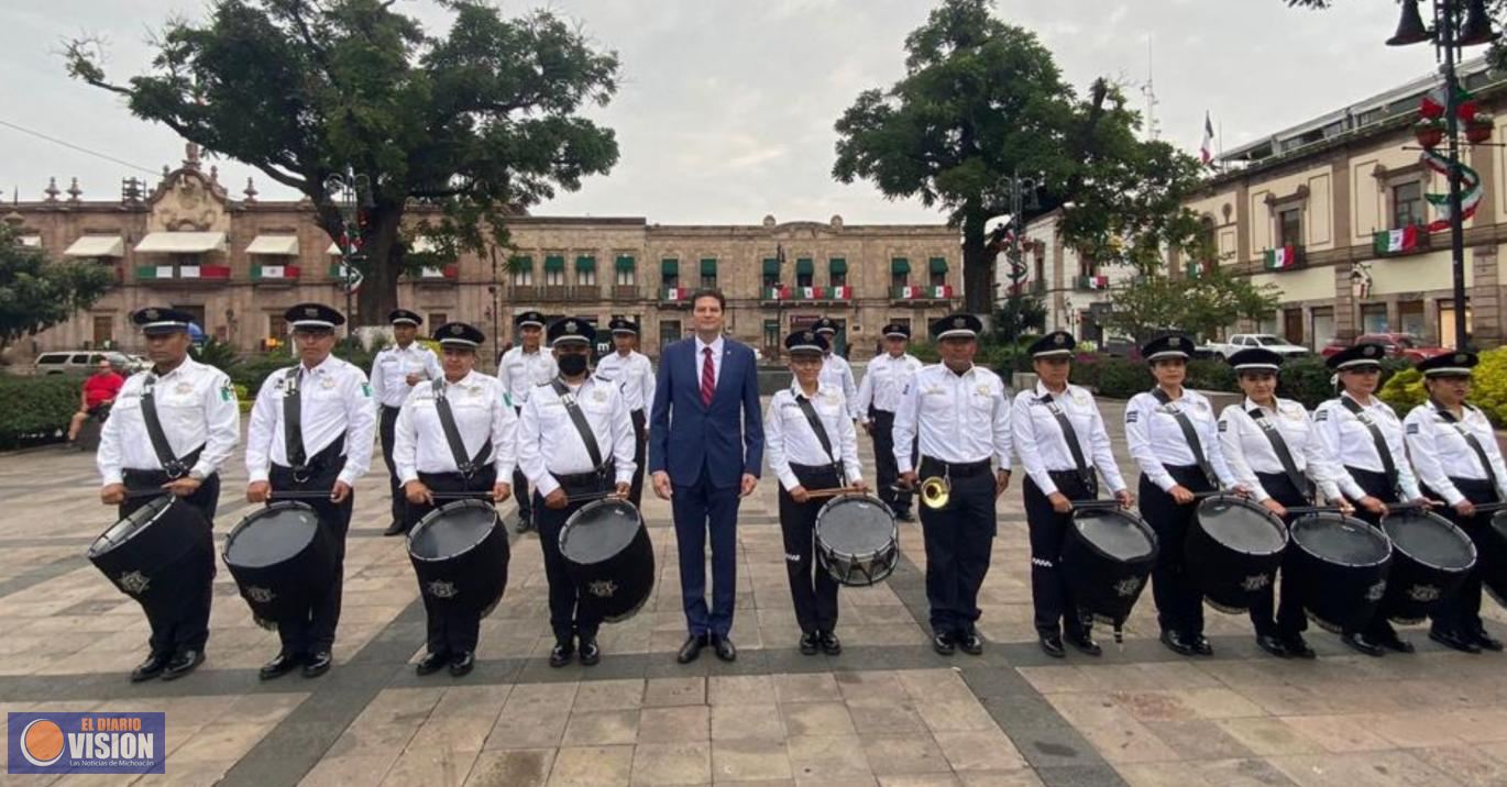 Encabeza Alfonso Martínez izamiento de Bandera