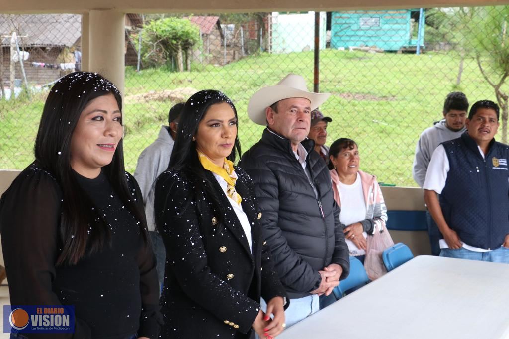 Inaugura Saucedo Reyes plaza pública en Felipe Tzintzun