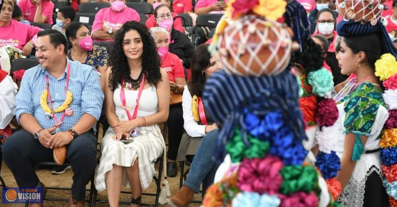 Edna Díaz Acevedo, asistió al aniversario de la fundación Desarrollo Integral de la Mujer Michoacána