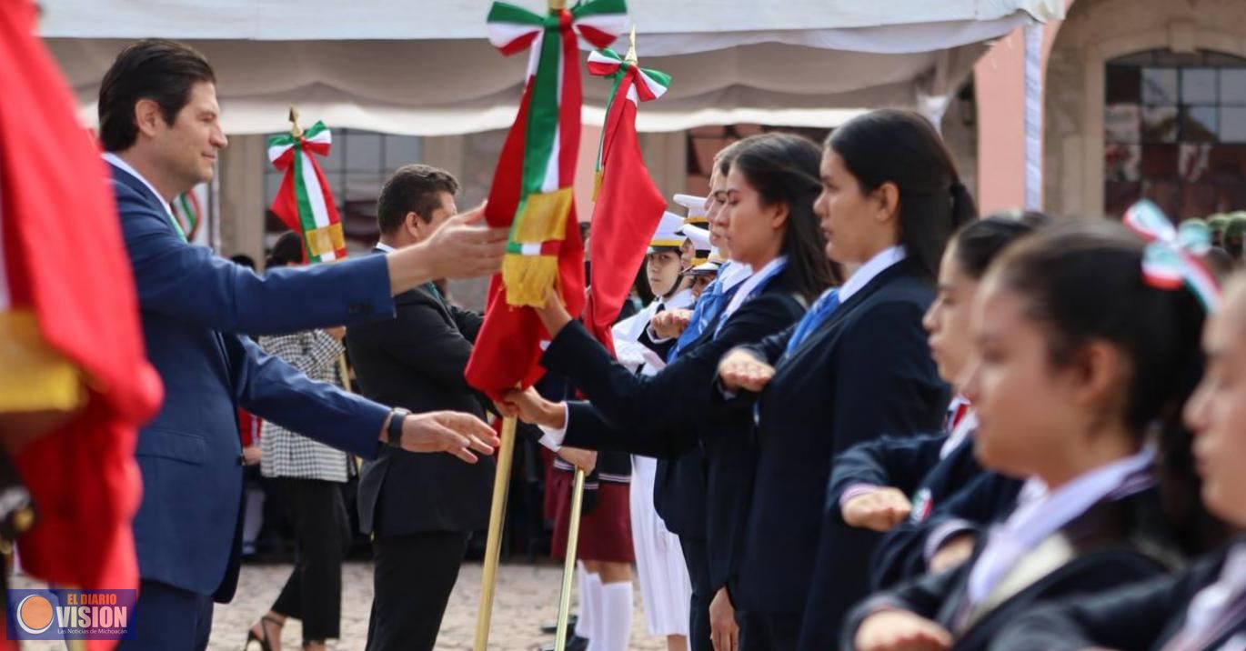 Alfonso Martínez toma protesta a escuelas que recibieron Banderas