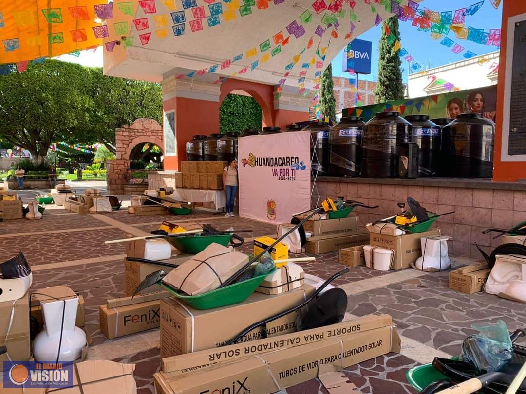 Mauricio Prieto Gómez entregó tinacos, calentadores, juegos de baño en Huandacareo