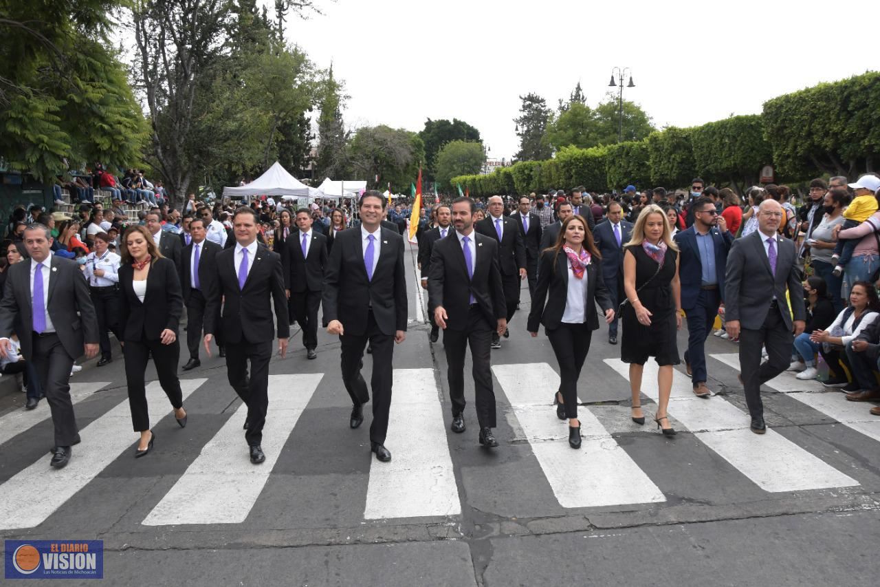 Desfile por la Independencia de México hace brillar el Centro de Morelia