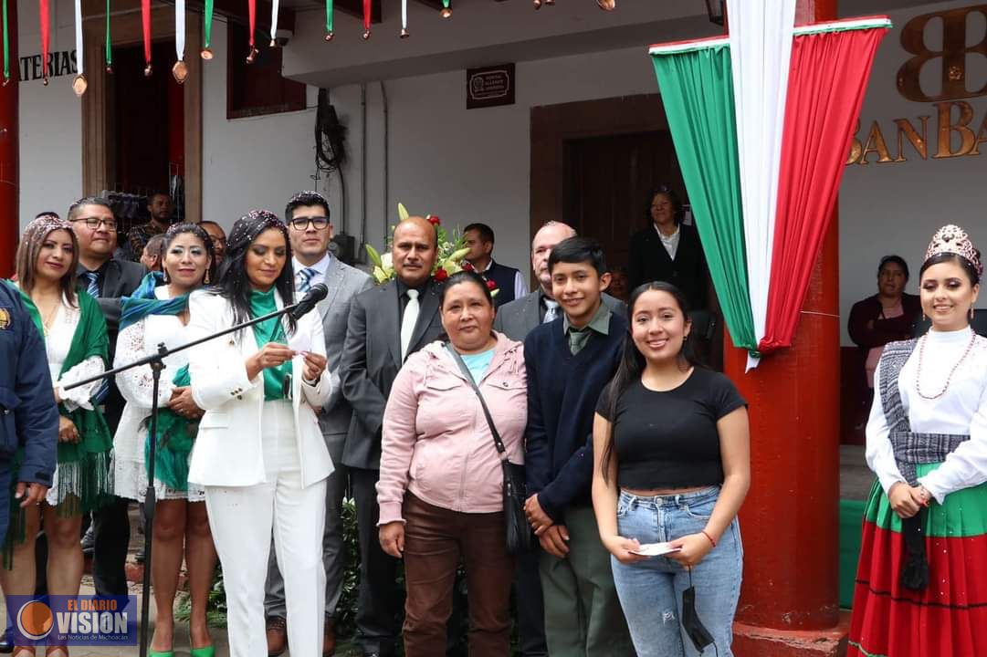 Realiza Salvador Escalante rifa «Paga a tiempo tu predial» y entrega vehículo alcaldesa a ganadora