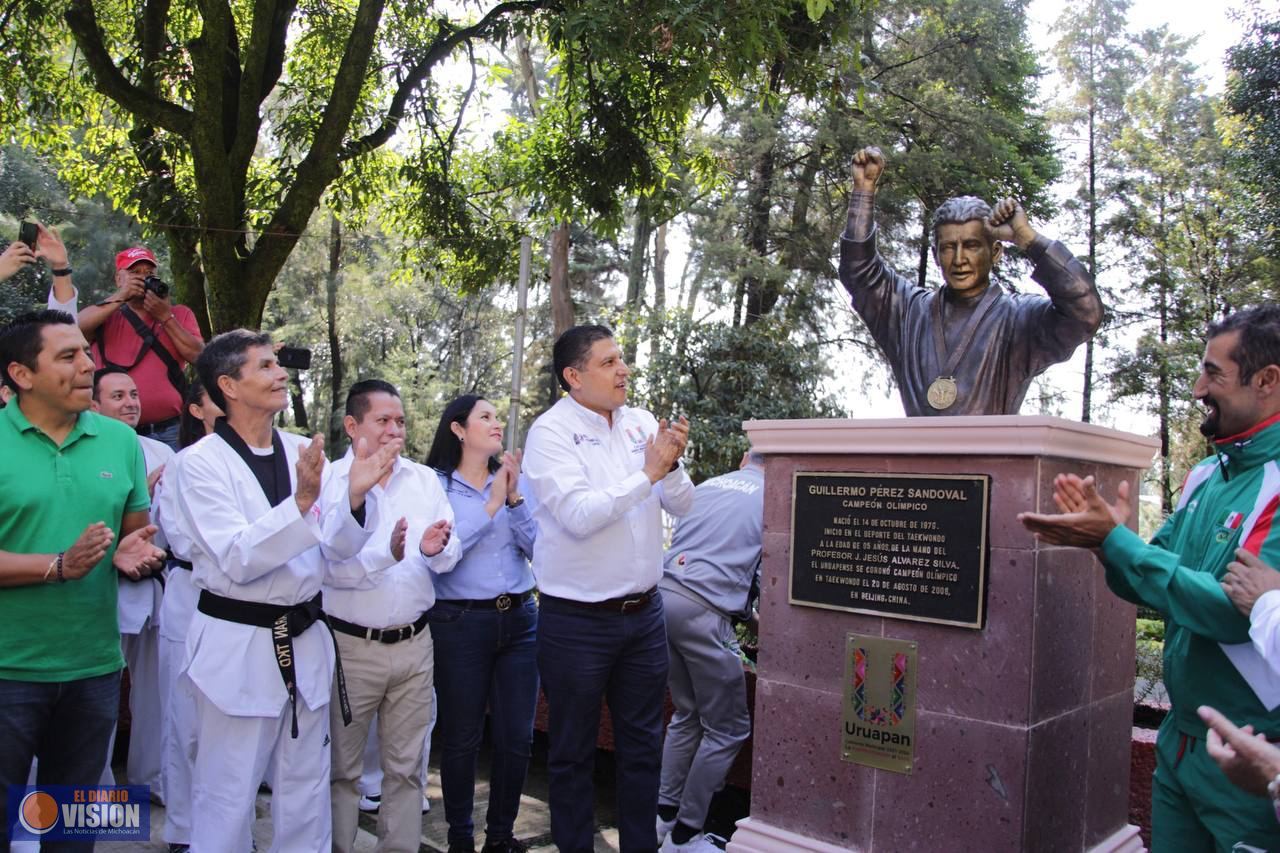 Develan busto en honor a “Memo” Pérez, campeón olímpico