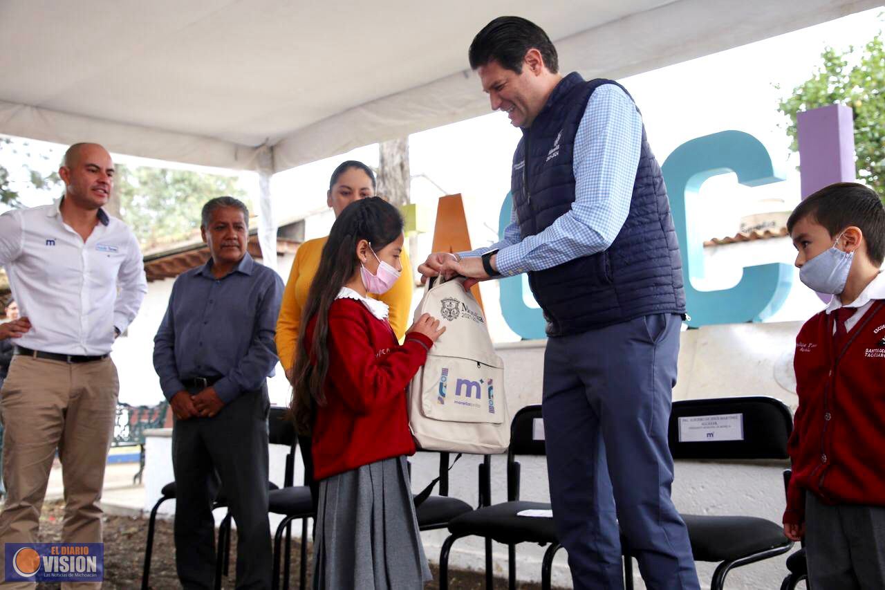 Alfonso Martínez establece acuerdo por la educación en Tacícuaro