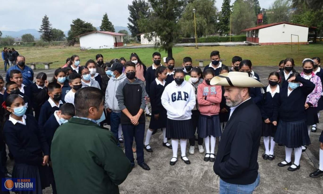 Luis Felipe visitó la secundaria técnica de la comunidad de Tariácuri 