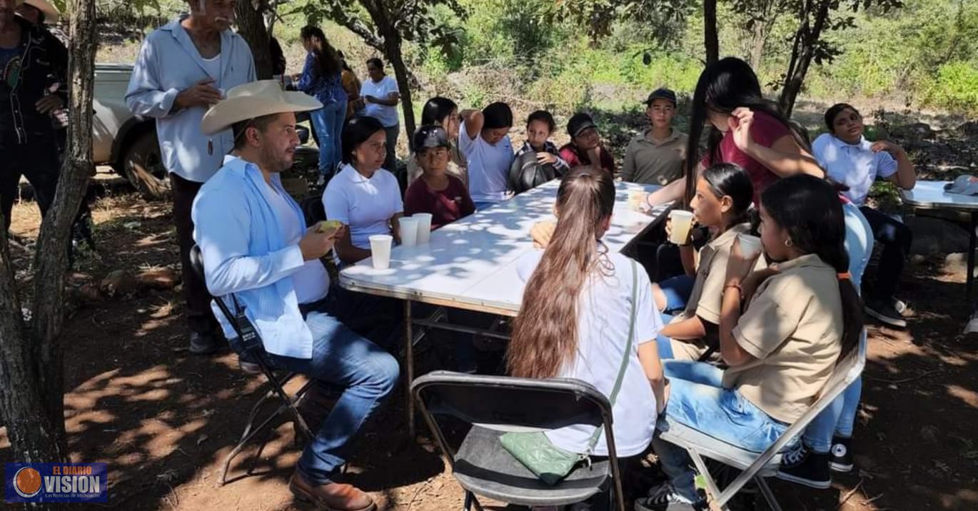 Carlos Alberto Manzo Rodríguez visitó la comunidad de San Marcos, en el Municipio de Uruapan. 