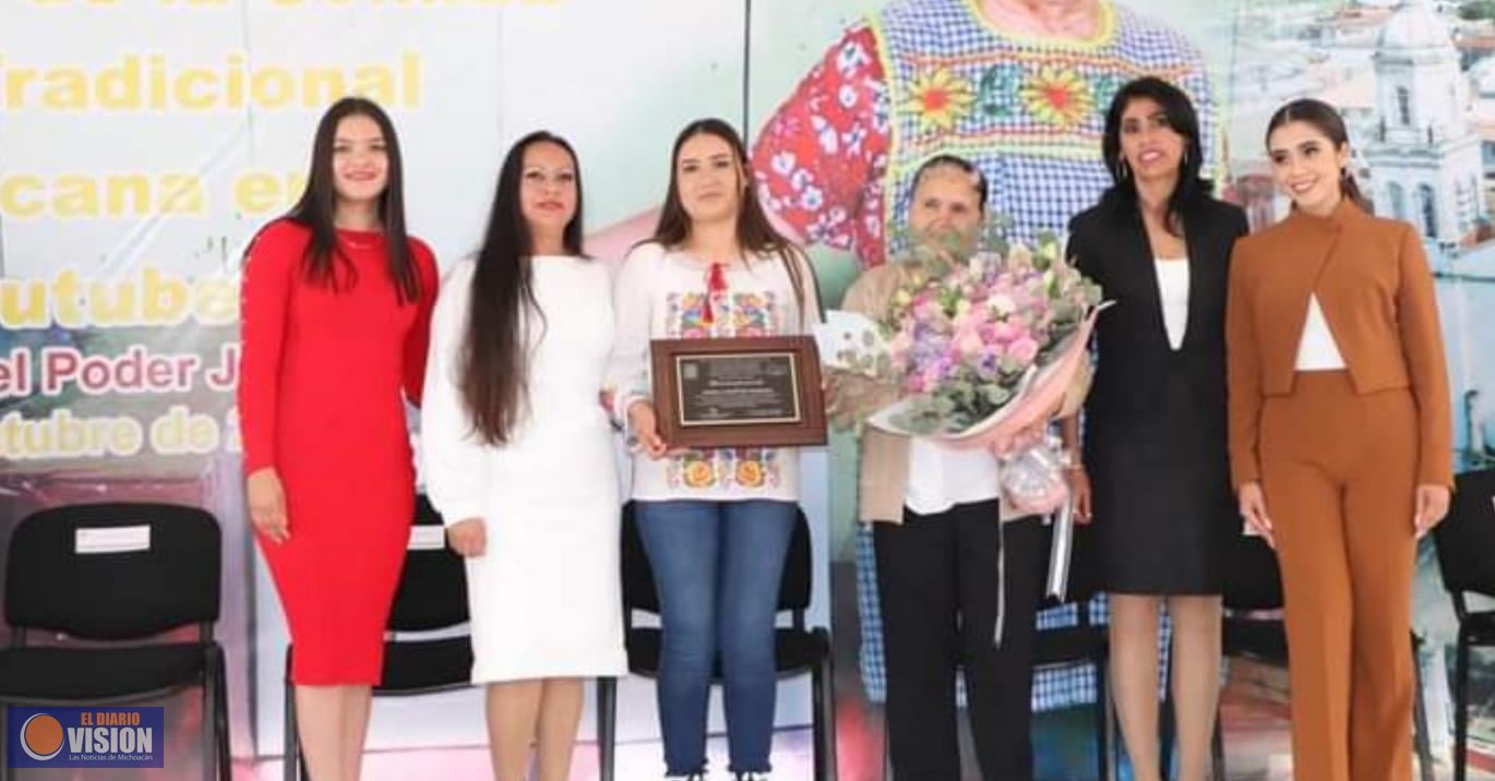 Entregan Presea, a Angela Garfias, conocida en You Tube con el programa 
