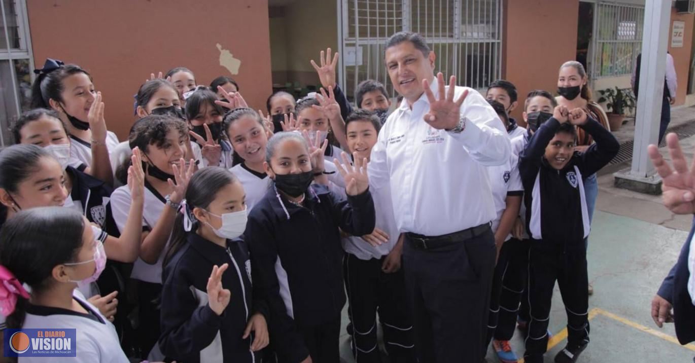 Entregó Nacho Campos material para la banda de guerra de la escuela primaria Tierra y Libertad 
