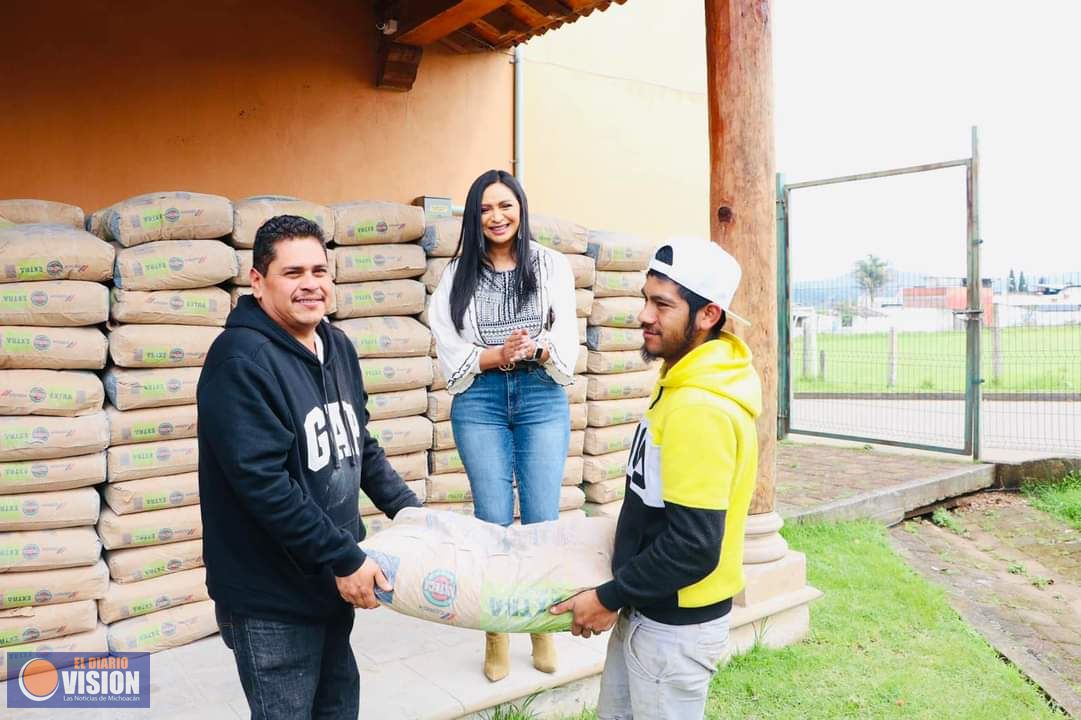 Entrega Araceli Saucedo Reyes cemento a familias afectadas por temporada de lluvias
