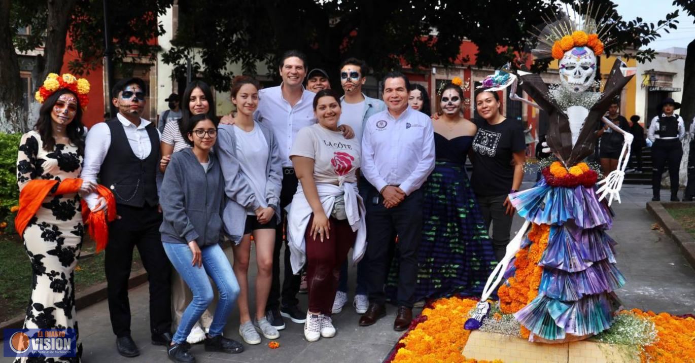 Morelia brilla con los Altares y adornos de Día de Muertos en plazas y jardines