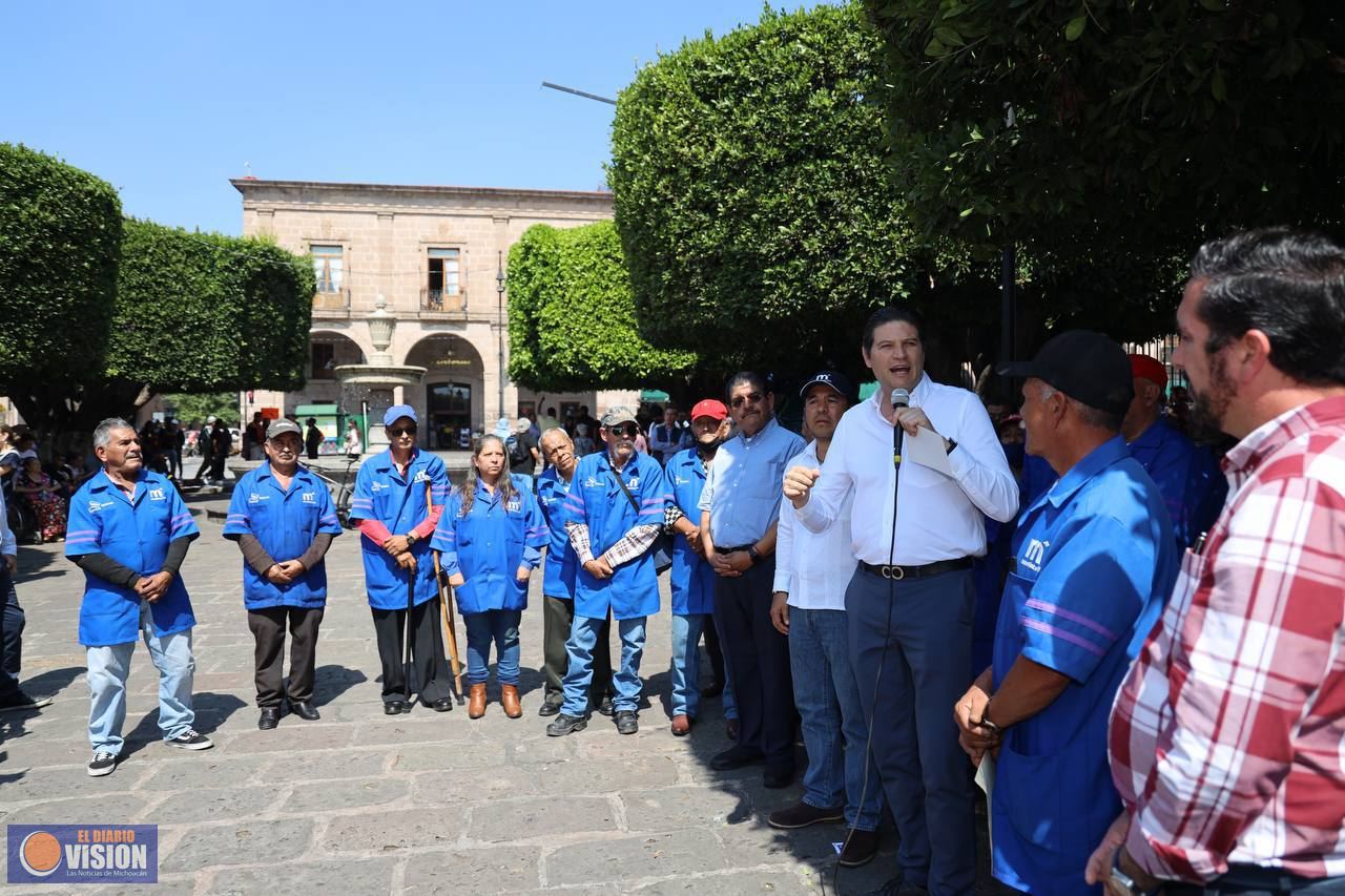 Entrega Alfonso Martínez lonas a aseadores de calzado