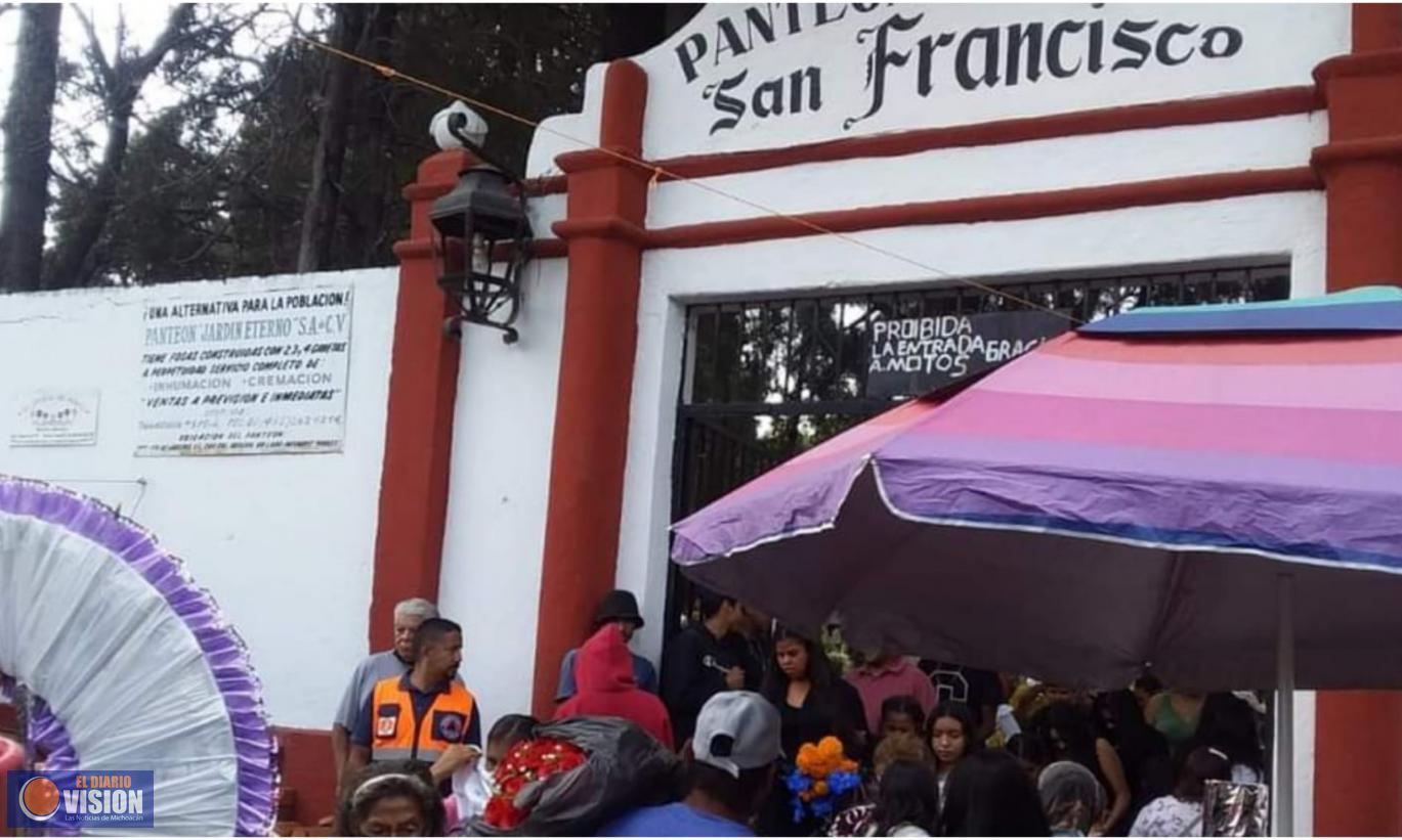 Saldo blanco durante festividades de noche de muertos en panteones de Zacapu 
