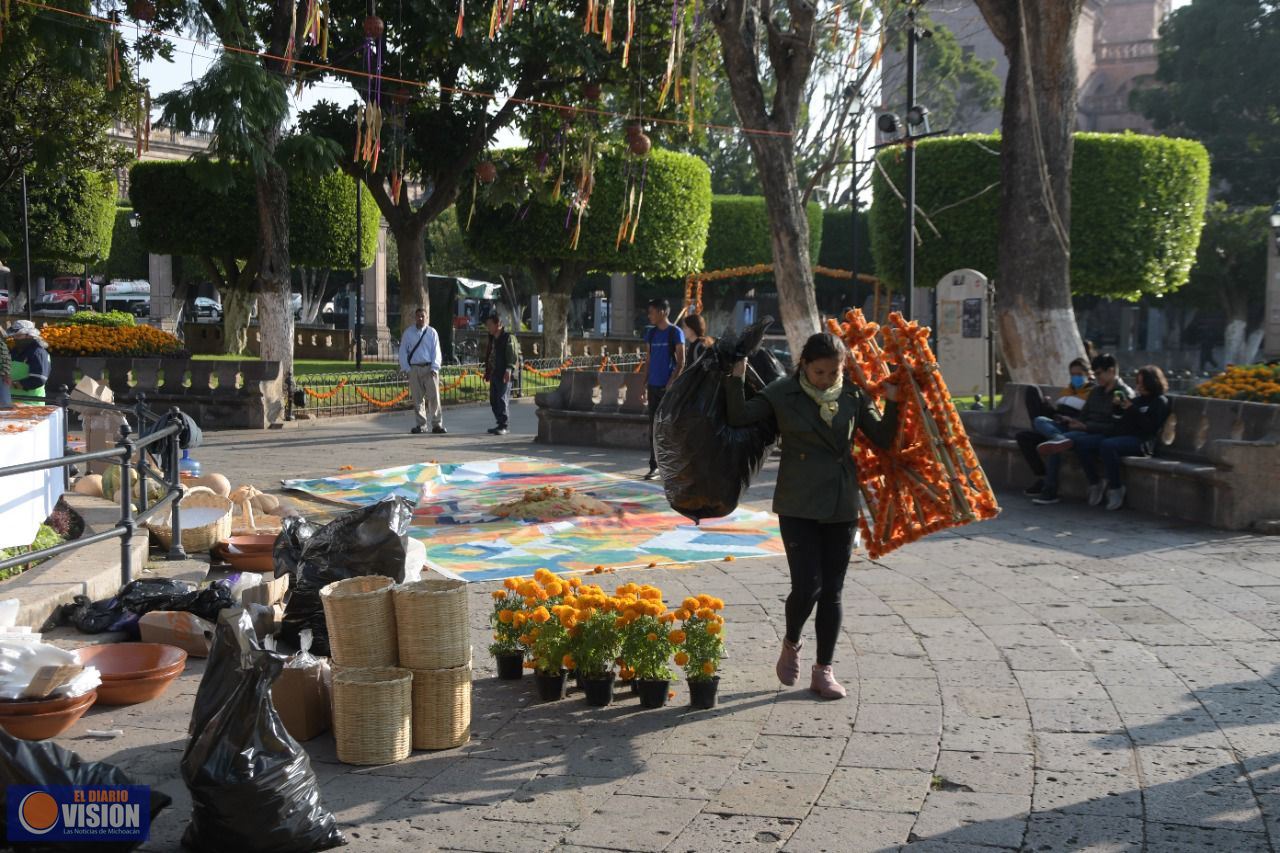 Comienza el retiro de altares y tapetes en el Centro Histórico de Morelia