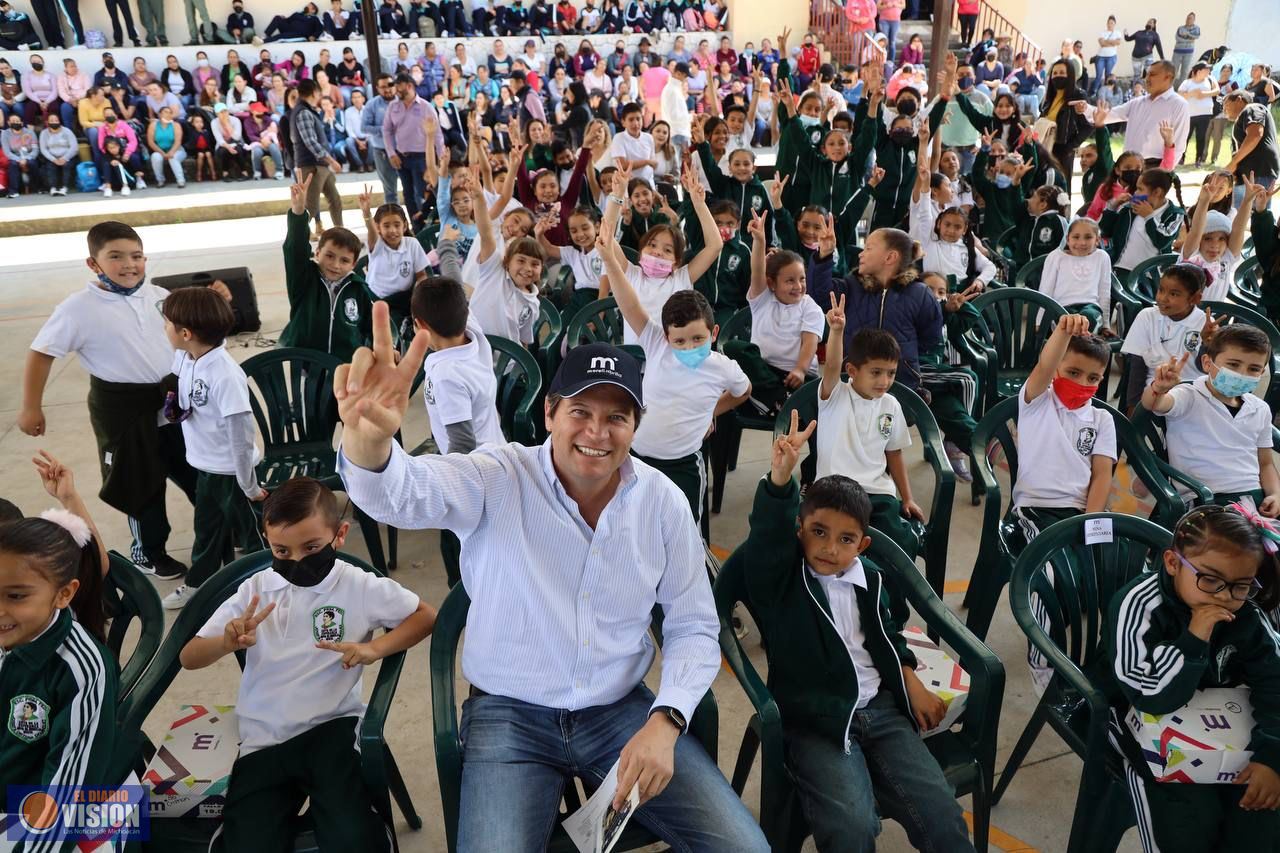 Impulsa Alfonso Martínez la educación de niñas y niños de Morelia