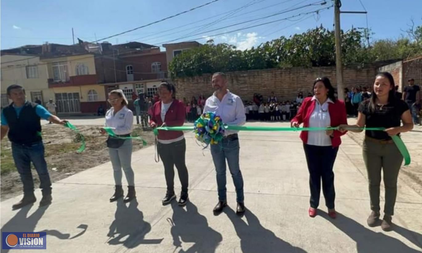 En gira de trabajo, Luis Felipe León Balbanera inauguró obras de pavimentación 