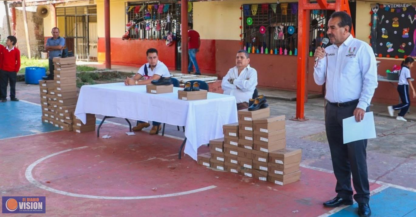Autoridades municipales entregan calzado escolar a alumnos de zonas prioritarias