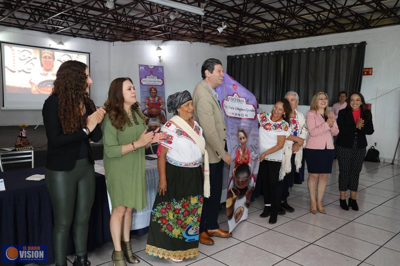 Entrega Alfonso Martínez certificación a Maestras Cocineras de las Tenencias de Morelia
