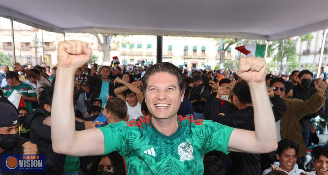 Cientos de morelianas y morelianos disfrutan del partido de la Selección en la Plaza Melchor Ocampo