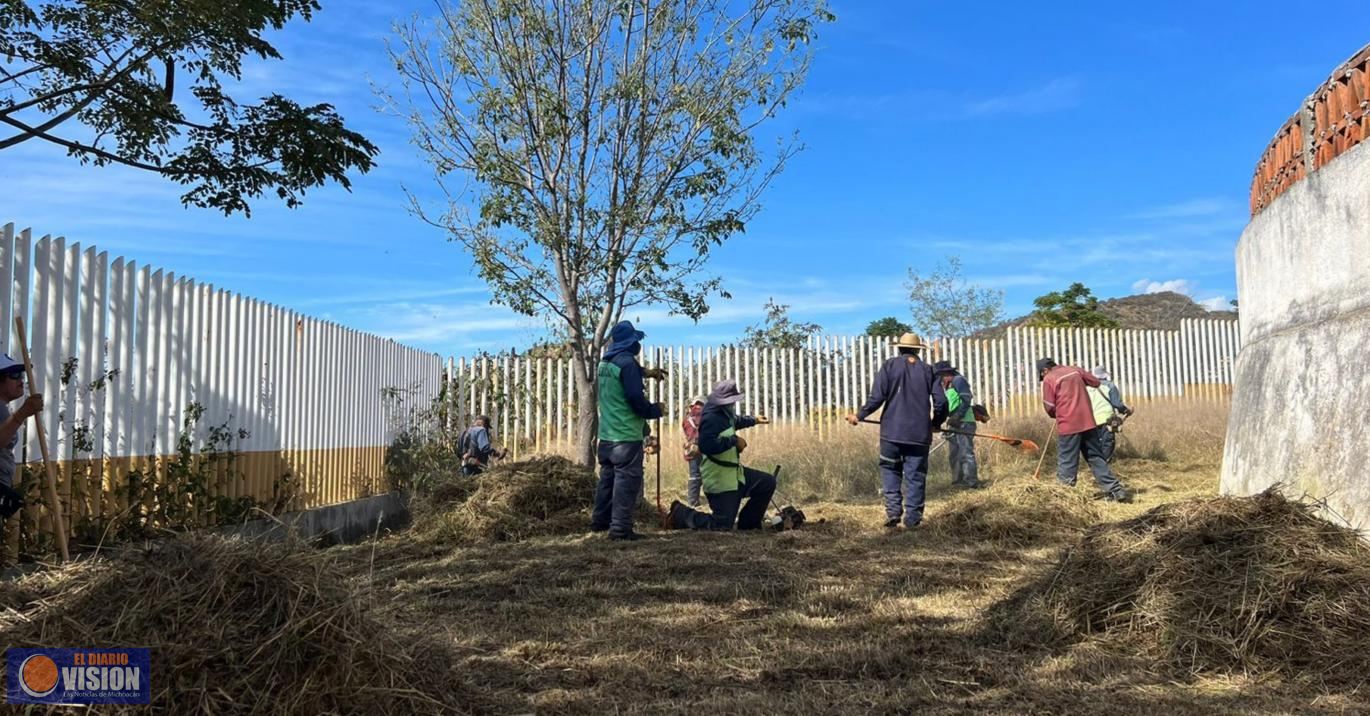 Gobierno Municipal realiza mantenimiento y limpieza permanente en áreas verdes