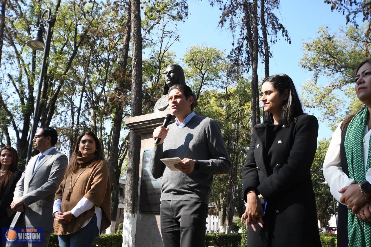 Alfonso Martínez devela busto de Sor Juana Inés de la Cruz