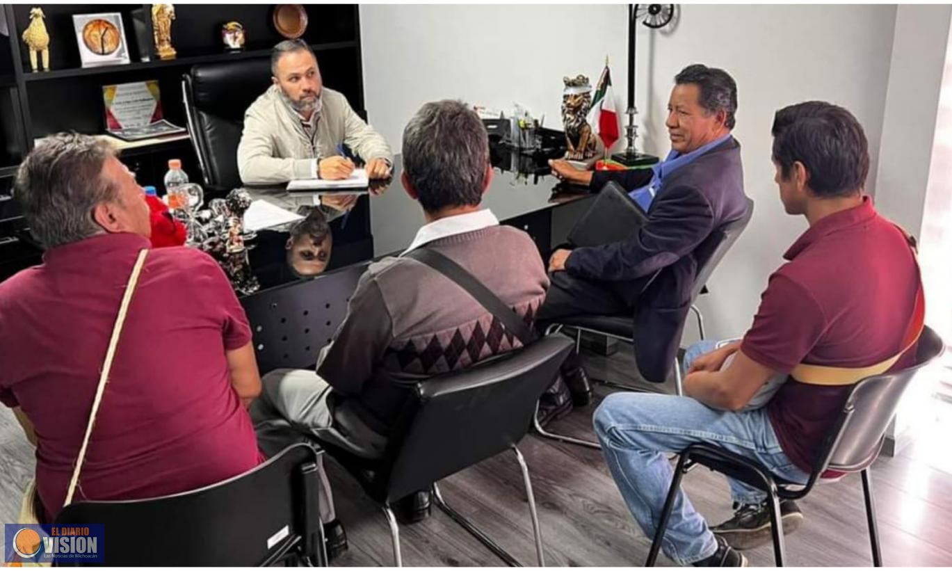 Atiende Luis Felipe León Balbanera a una comitiva de la Tenencia de Tarejero 