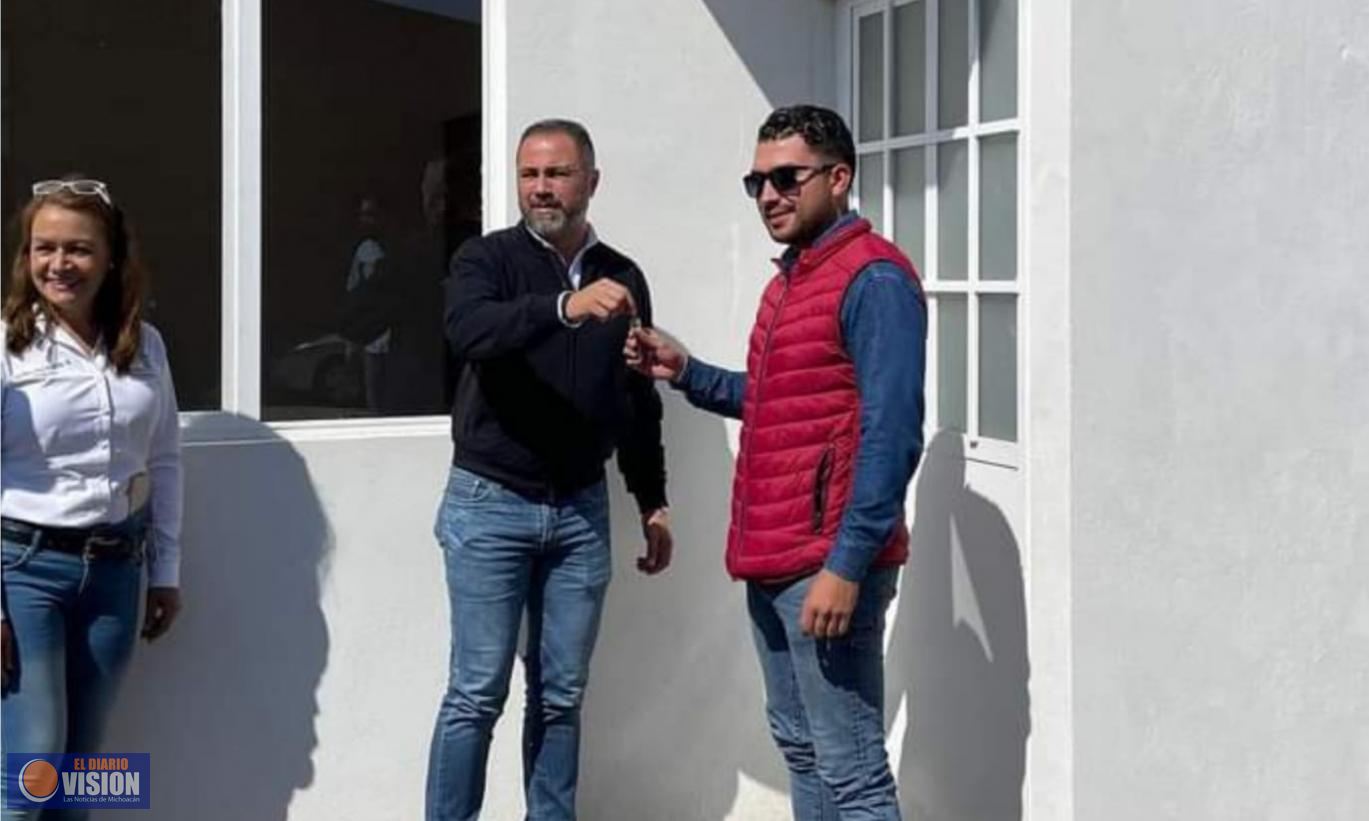 Entrega Luis Felipe tres casas habitación con una inversión de 700 mil pesos 