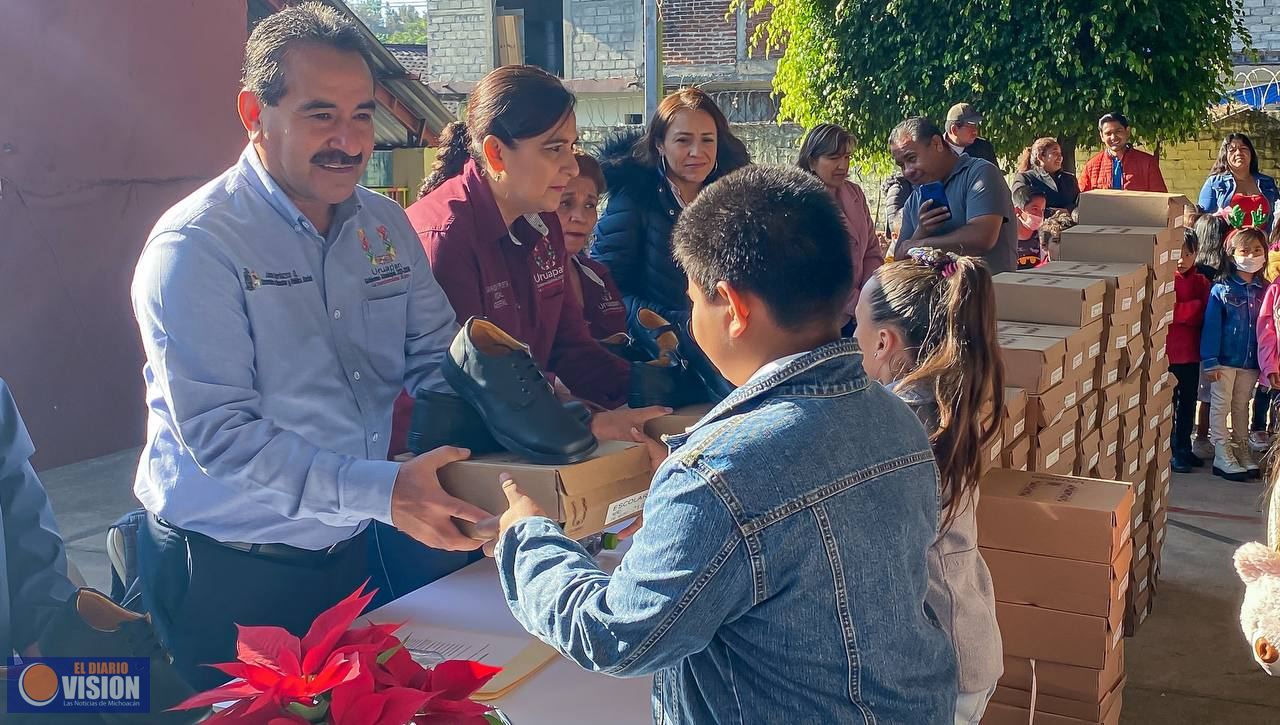 Gobierno Municipal entrega 2 mil 500 pares de calzado escolar 