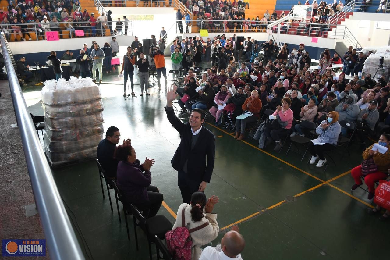 Entrega Alfonso Martínez despensas a 7 mil mujeres jefas de familia