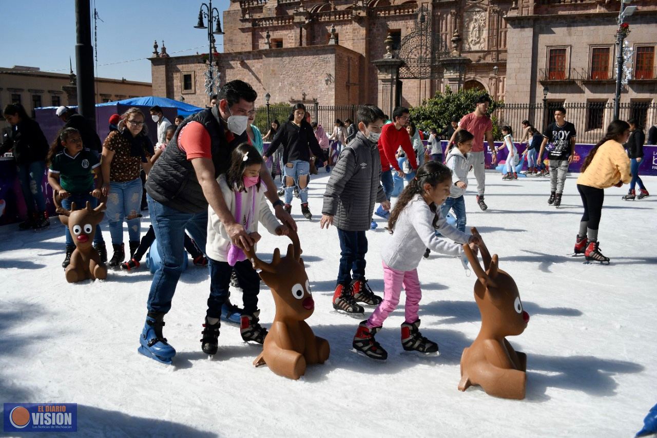 Más de 10 mil personas ya disfrutaron de la pista de hielo que instaló el DIF de Morelia