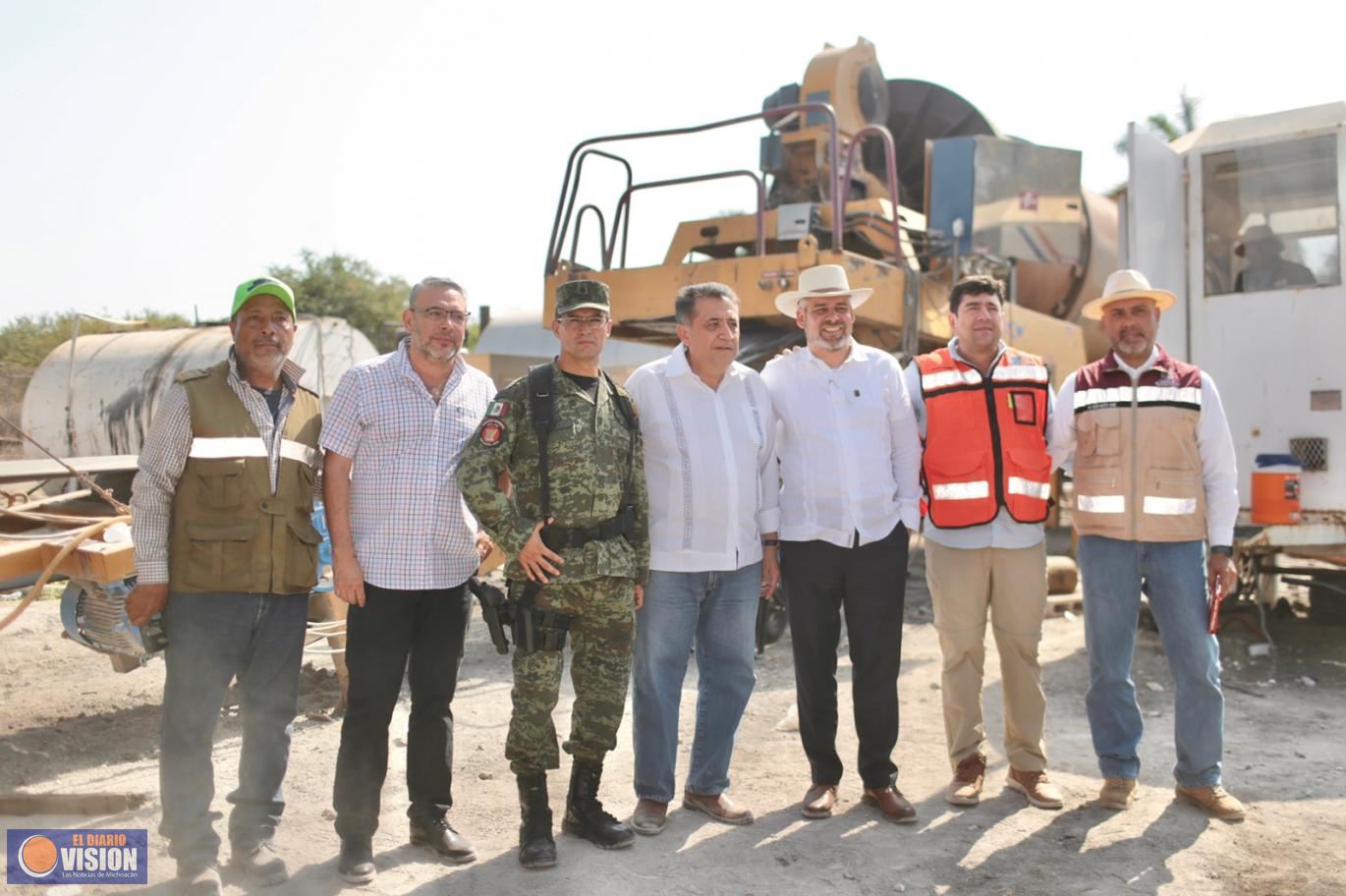 Supervisa Bedolla avances de obras carreteras en Tierra Caliente