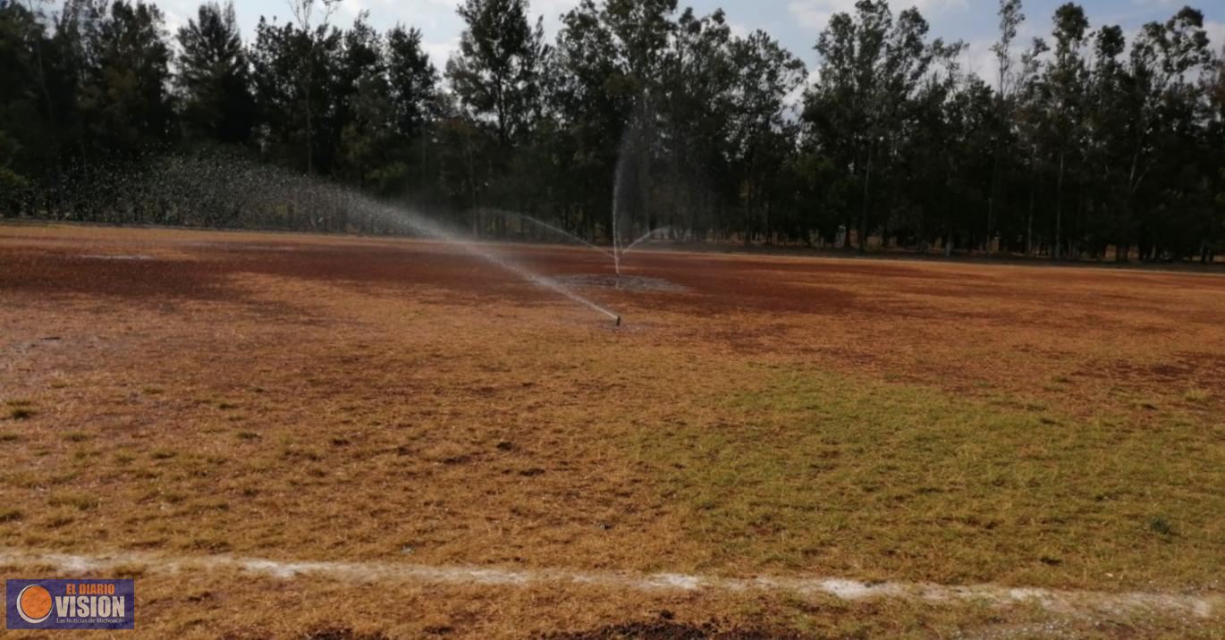 Reactiva ayuntamiento sistema de riego en cancha de fútbol de INDECO
